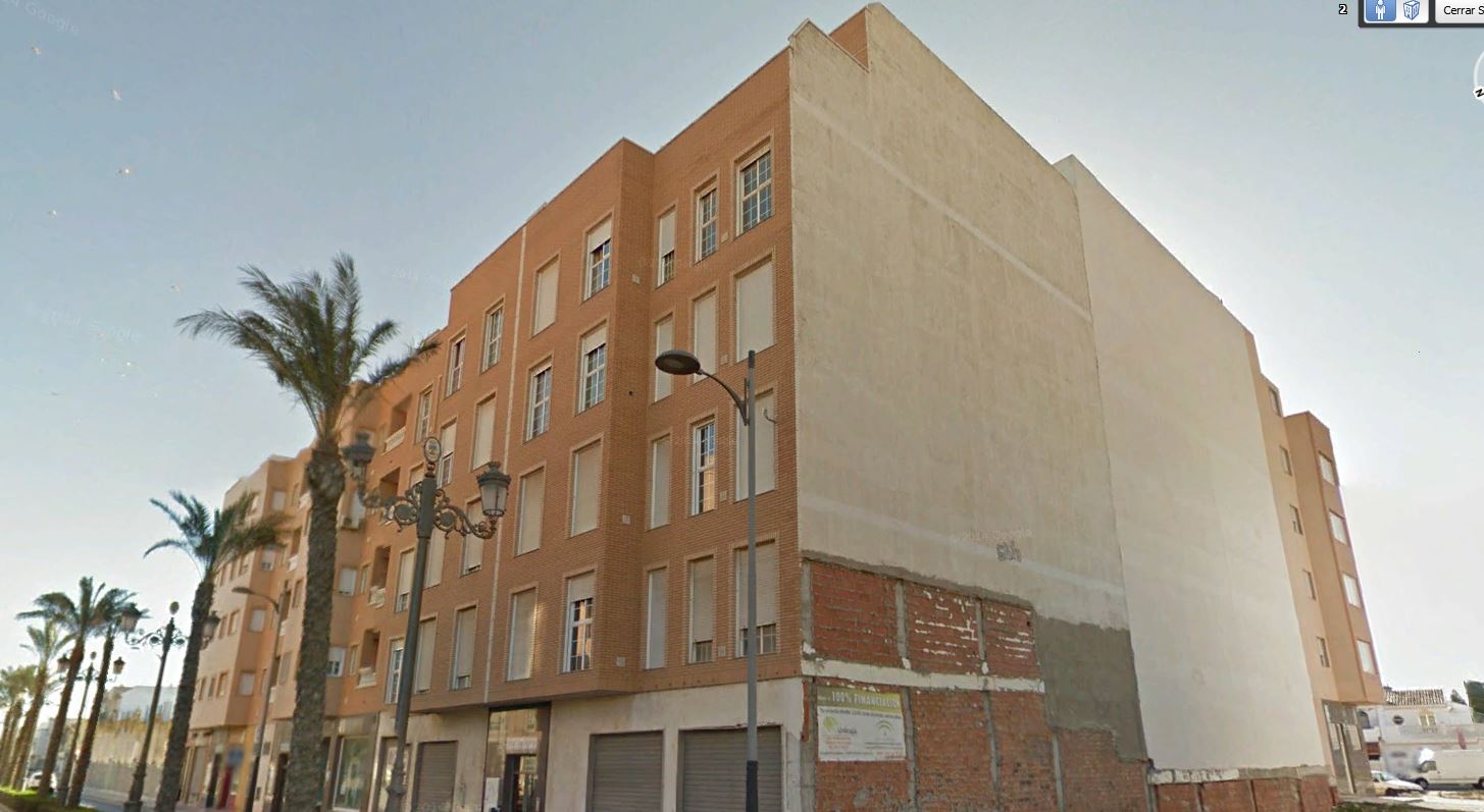 Fachada de la subasta en Roquetas De Mar