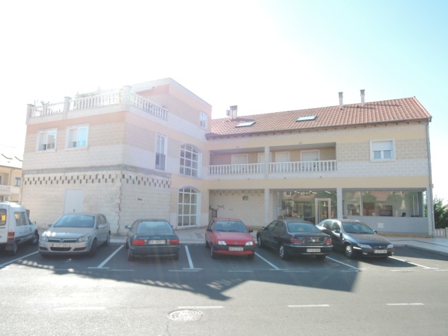 Fachada de la subasta en Cabrerizos