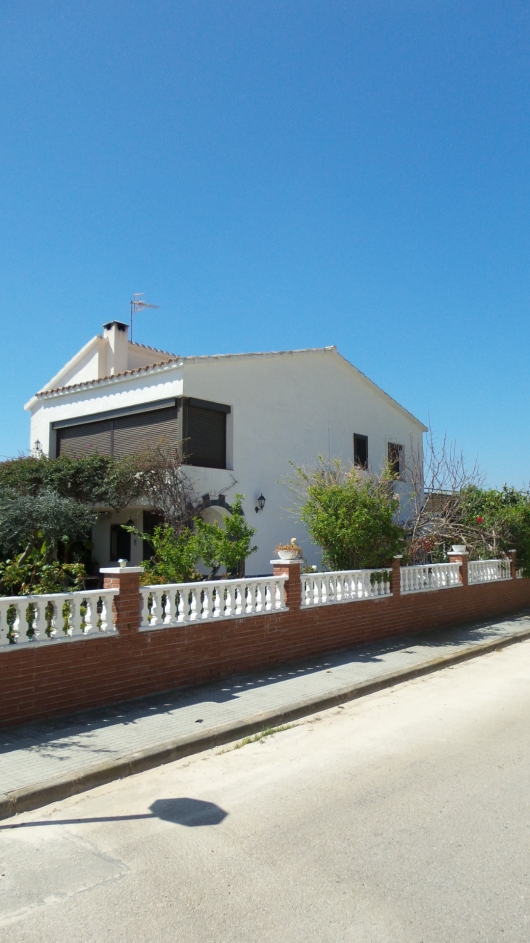 Fachada de la subasta en Roda De Berà