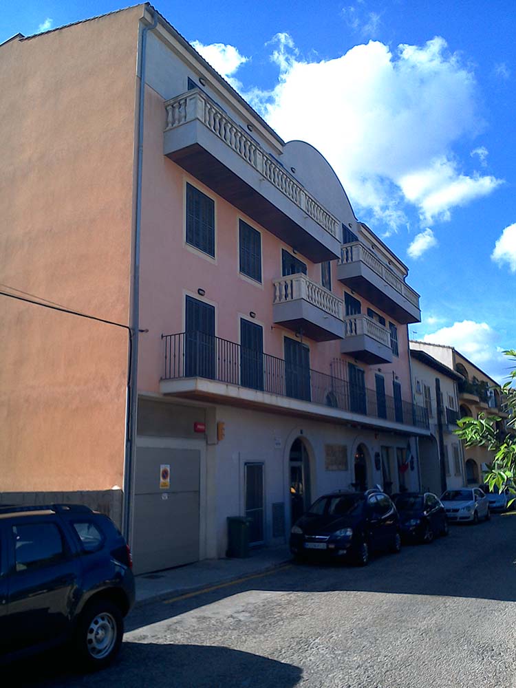 Fachada en Santa Maria del Cami