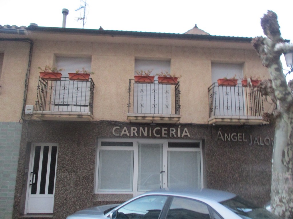 Fachada de la subasta en Viguera
