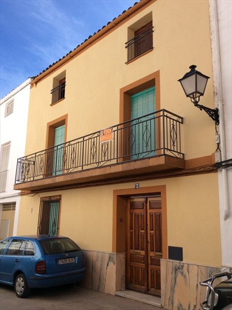 Fachada de la subasta en Beas De Segura