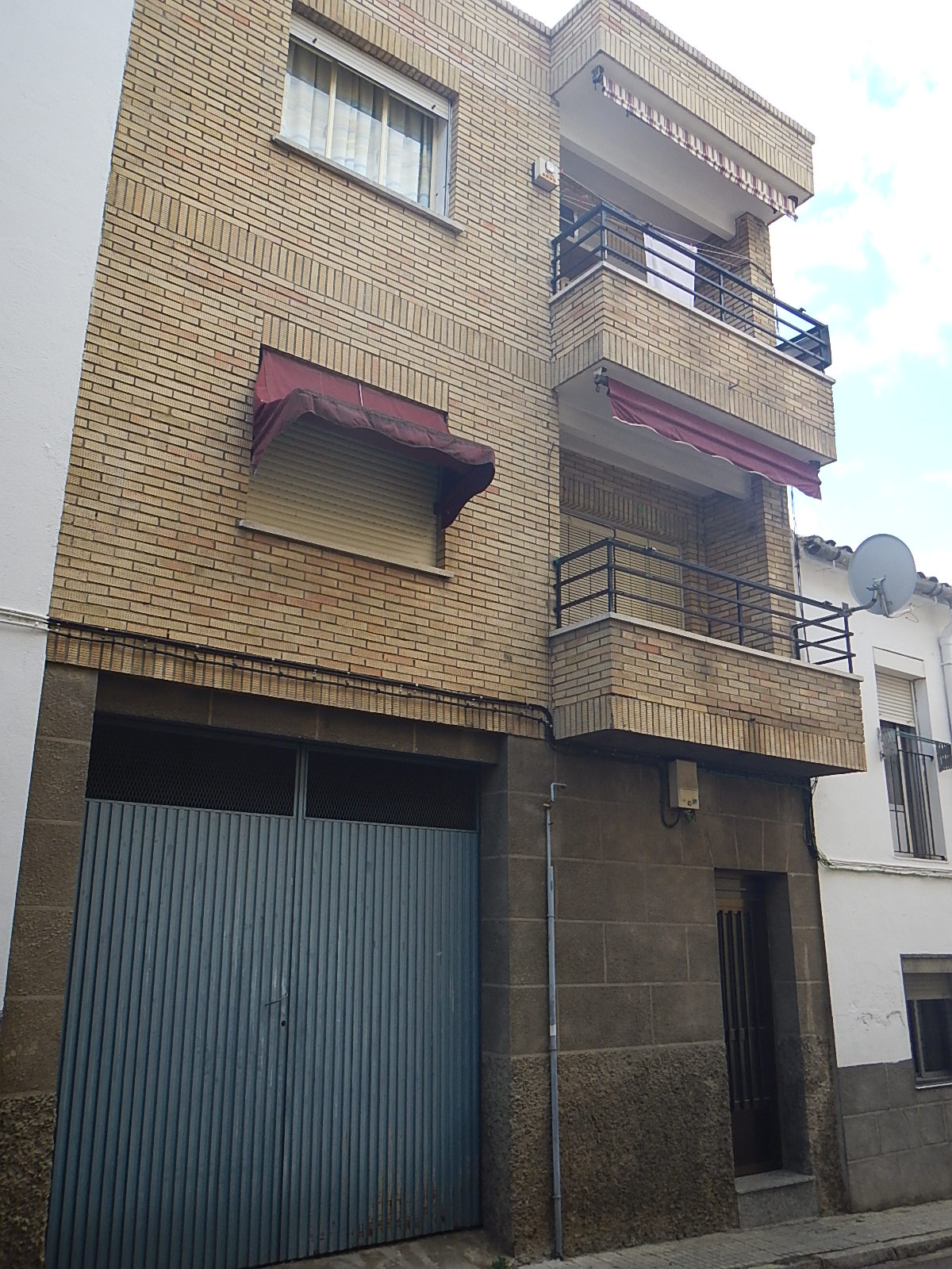 Fachada de la subasta en Coria