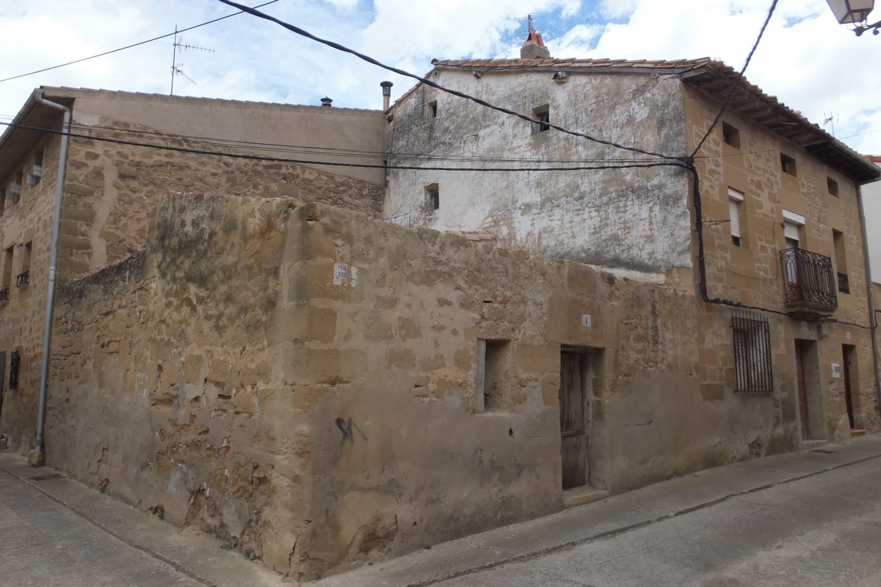 Fachada de la subasta en Tirgo