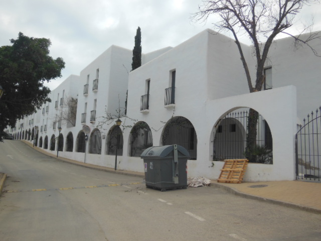 Fachada de la subasta en Mojácar