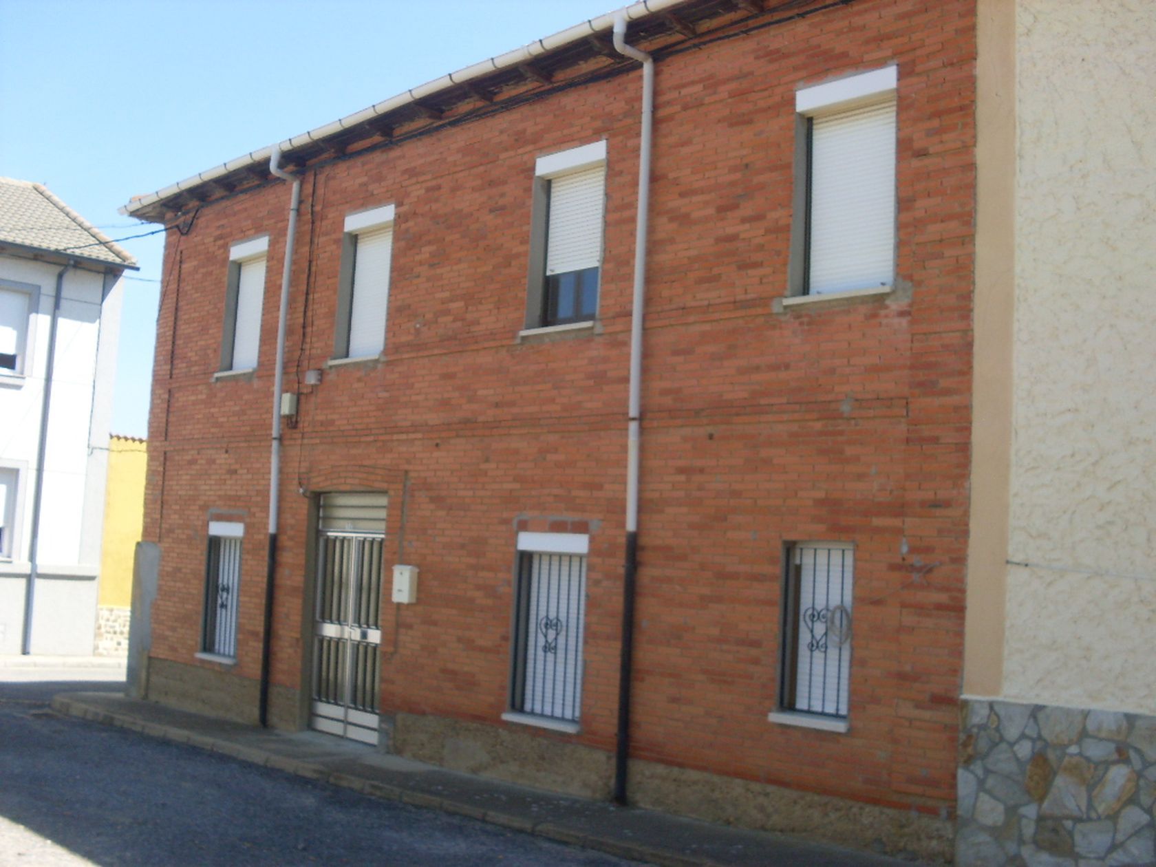 Fachada del lote 1 en Palacios de la Valduernana